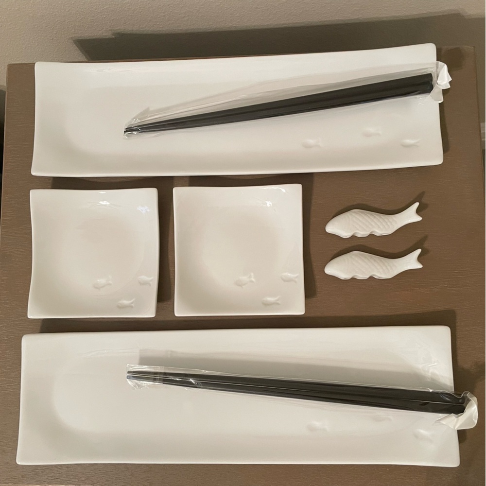 Crate & Barrel sushi set for 2 (new in box)
